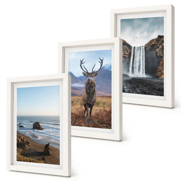 Triptyk tavla med ram Bergslandskap med ett vattenfall, en hjort och en strand