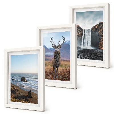 Triptyk tavla med ram Bergslandskap med ett vattenfall, en hjort och en strand