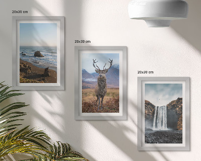 Triptyk tavla med ram Bergslandskap med ett vattenfall, en hjort och en strand