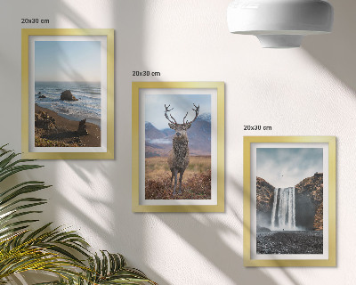 Triptyk tavla med ram Bergslandskap med ett vattenfall, en hjort och en strand