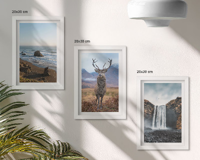 Triptyk tavla med ram Bergslandskap med ett vattenfall, en hjort och en strand