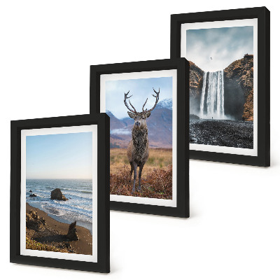 Triptyk tavla med ram Bergslandskap med ett vattenfall, en hjort och en strand