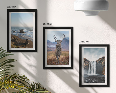 Triptyk tavla med ram Bergslandskap med ett vattenfall, en hjort och en strand