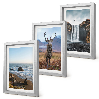 Triptyk tavla med ram Bergslandskap med ett vattenfall, en hjort och en strand