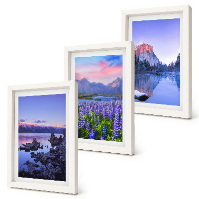 Triptyk tavla med ram Berglandskap med vatten, himmel och ett fält av blommor