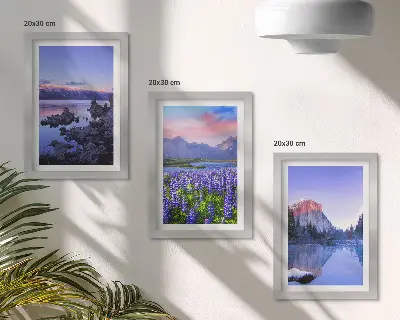 Triptyk med ram berglandskap med vatten, himmel och blomsterfält