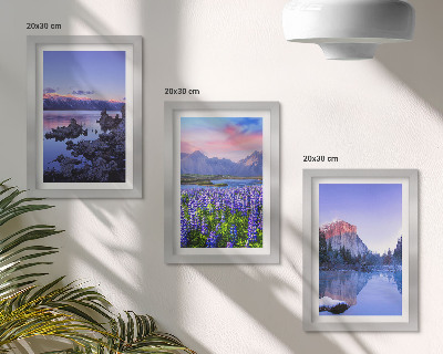 Triptyk tavla med ram Berglandskap med vatten, himmel och ett fält av blommor