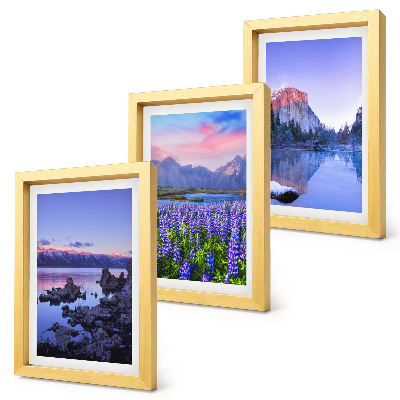 Triptyk tavla med ram Berglandskap med vatten, himmel och ett fält av blommor