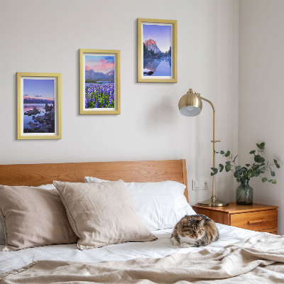 Triptyk tavla med ram Berglandskap med vatten, himmel och ett fält av blommor