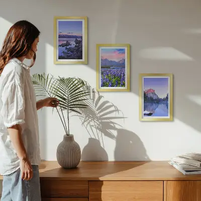 Triptyk med ram berglandskap med vatten, himmel och blomsterfält