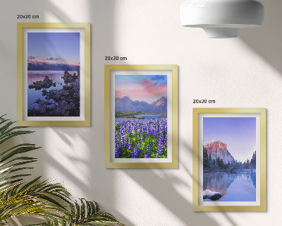 Triptyk tavla med ram Berglandskap med vatten, himmel och ett fält av blommor