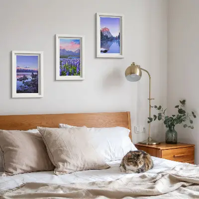 Triptyk med ram berglandskap med vatten, himmel och blomsterfält