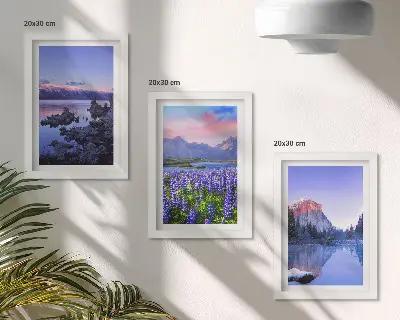 Triptyk med ram berglandskap med vatten, himmel och blomsterfält