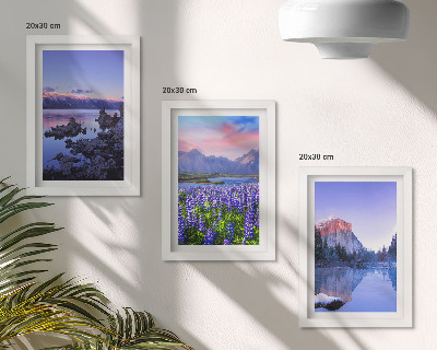 Triptyk tavla med ram Berglandskap med vatten, himmel och ett fält av blommor