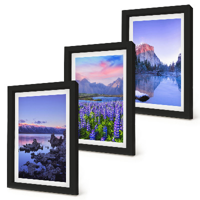 Triptyk tavla med ram Berglandskap med vatten, himmel och ett fält av blommor