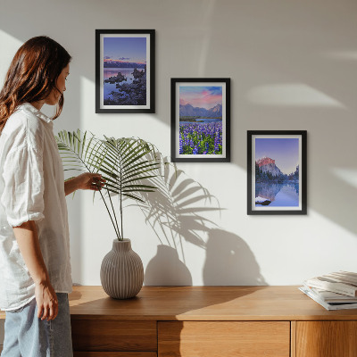 Triptyk tavla med ram Berglandskap med vatten, himmel och ett fält av blommor