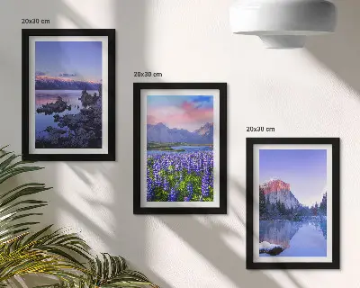 Triptyk med ram berglandskap med vatten, himmel och blomsterfält