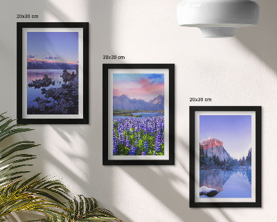 Triptyk tavla med ram Berglandskap med vatten, himmel och ett fält av blommor