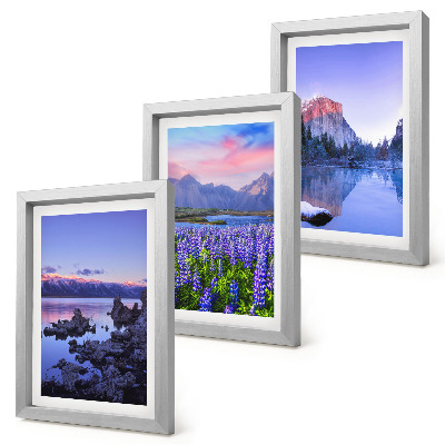 Triptyk tavla med ram Berglandskap med vatten, himmel och ett fält av blommor