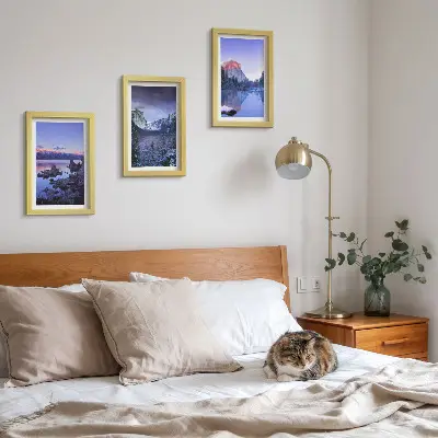 Posterpaket bergslandskap i skymningen med utsikt över vattnet
