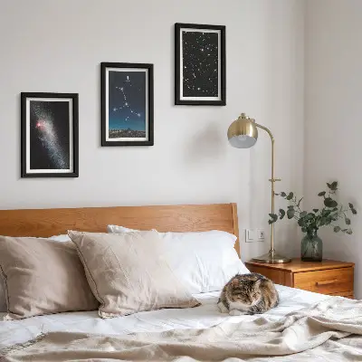 Tavelvägg med 3 tavlor med motiv av stjärnbilden Jungfrun och galaxvy