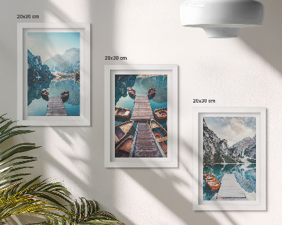 Posterpaket En lugn sjö med träpirer och båtar
