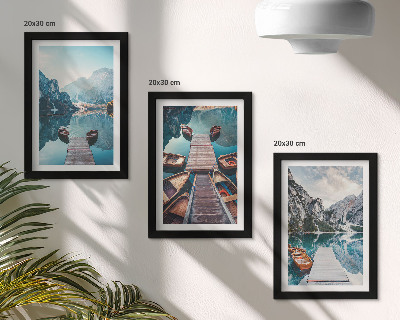Posterpaket En lugn sjö med träpirer och båtar