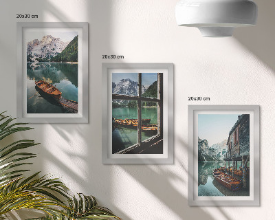 Triptyk tavla med ram Utsikt över en fjällsjö med båtar och ett hus vid vattnet
