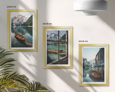 Triptyk tavla med ram Utsikt över en fjällsjö med båtar och ett hus vid vattnet