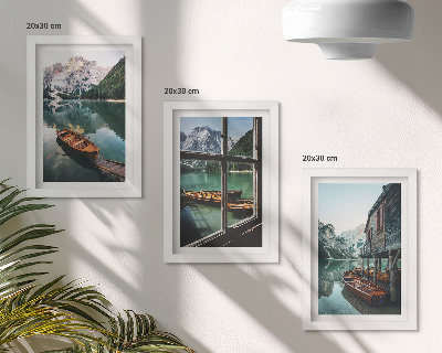 Triptyk tavla med ram Utsikt över en fjällsjö med båtar och ett hus vid vattnet