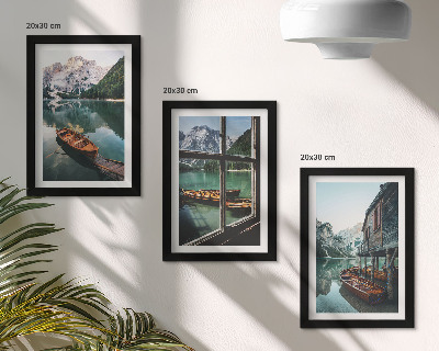 Triptyk tavla med ram Utsikt över en fjällsjö med båtar och ett hus vid vattnet