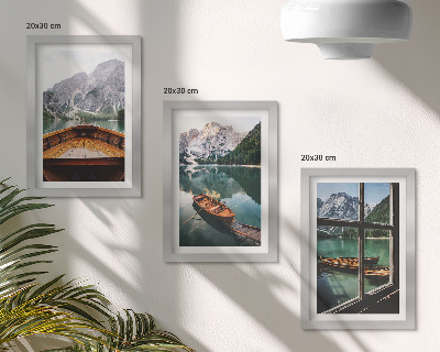 Tavelvägg med 3 tavlor Utsikt över en fjällsjö med båtar och ett fönster i bakgrunden