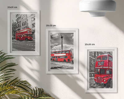 Tavelvägg med 3 tavlor Röda bussar i Londons urbana landskap