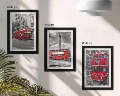 Tavelvägg med 3 tavlor Röda bussar i Londons urbana landskap