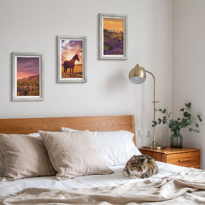 Triptyk tavla med ram Bergslandskap med hästar och lavendelfält
