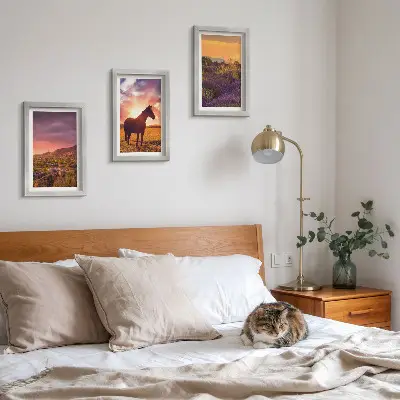 Triptyk med bergslandskap, hästar och lavendelfält tavla med ram