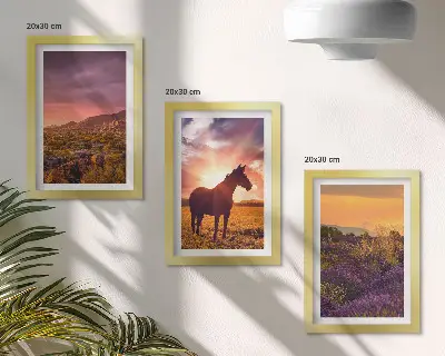 Triptyk med bergslandskap, hästar och lavendelfält tavla med ram