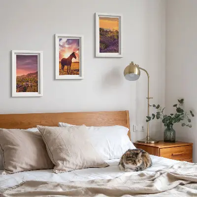 Triptyk med bergslandskap, hästar och lavendelfält tavla med ram