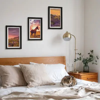 Triptyk med bergslandskap, hästar och lavendelfält tavla med ram