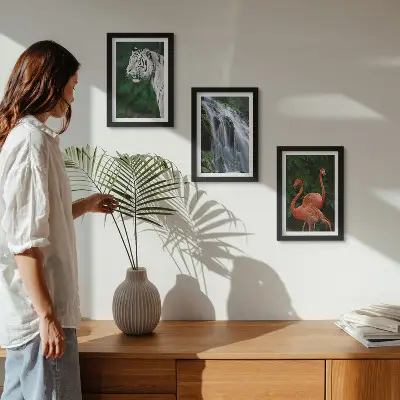 Triptyk tavla med ram med motiv av tigervattenfall och rosa flamingos i naturen