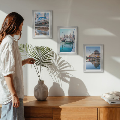 Tavelvägg med 3 tavlor Stadsarkitektur reflekterad i vatten