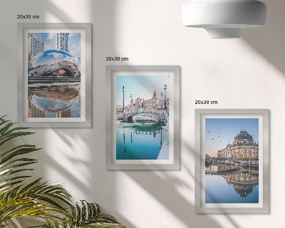 Tavelvägg med 3 tavlor Stadsarkitektur reflekterad i vatten