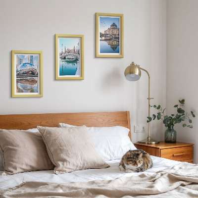 Tavelvägg med 3 tavlor Stadsarkitektur reflekterad i vatten