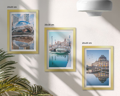 Tavelvägg med 3 tavlor Stadsarkitektur reflekterad i vatten