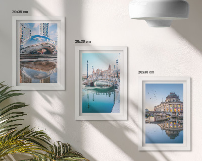 Tavelvägg med 3 tavlor Stadsarkitektur reflekterad i vatten