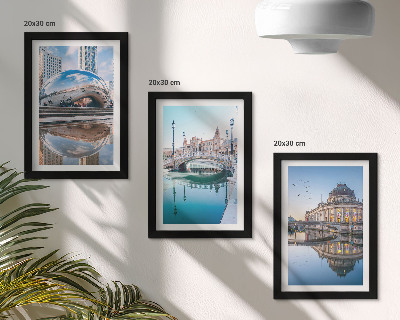 Tavelvägg med 3 tavlor Stadsarkitektur reflekterad i vatten