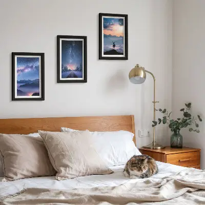 Triptyk med ram natthimmel med berg, dimmigt landskap och rådjur