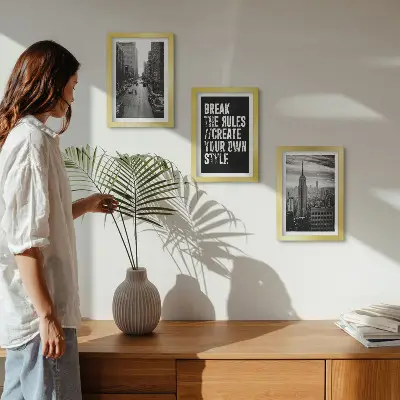 Tavelvägg med 3 tavlor stadsgator i svartvitt med inspirerande text