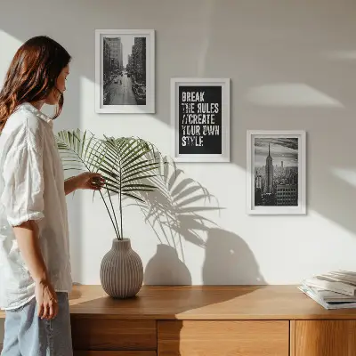 Tavelvägg med 3 tavlor stadsgator i svartvitt med inspirerande text