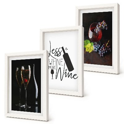 Tavelvägg med 3 tavlor Glas vin med druvor och en inskription om vin